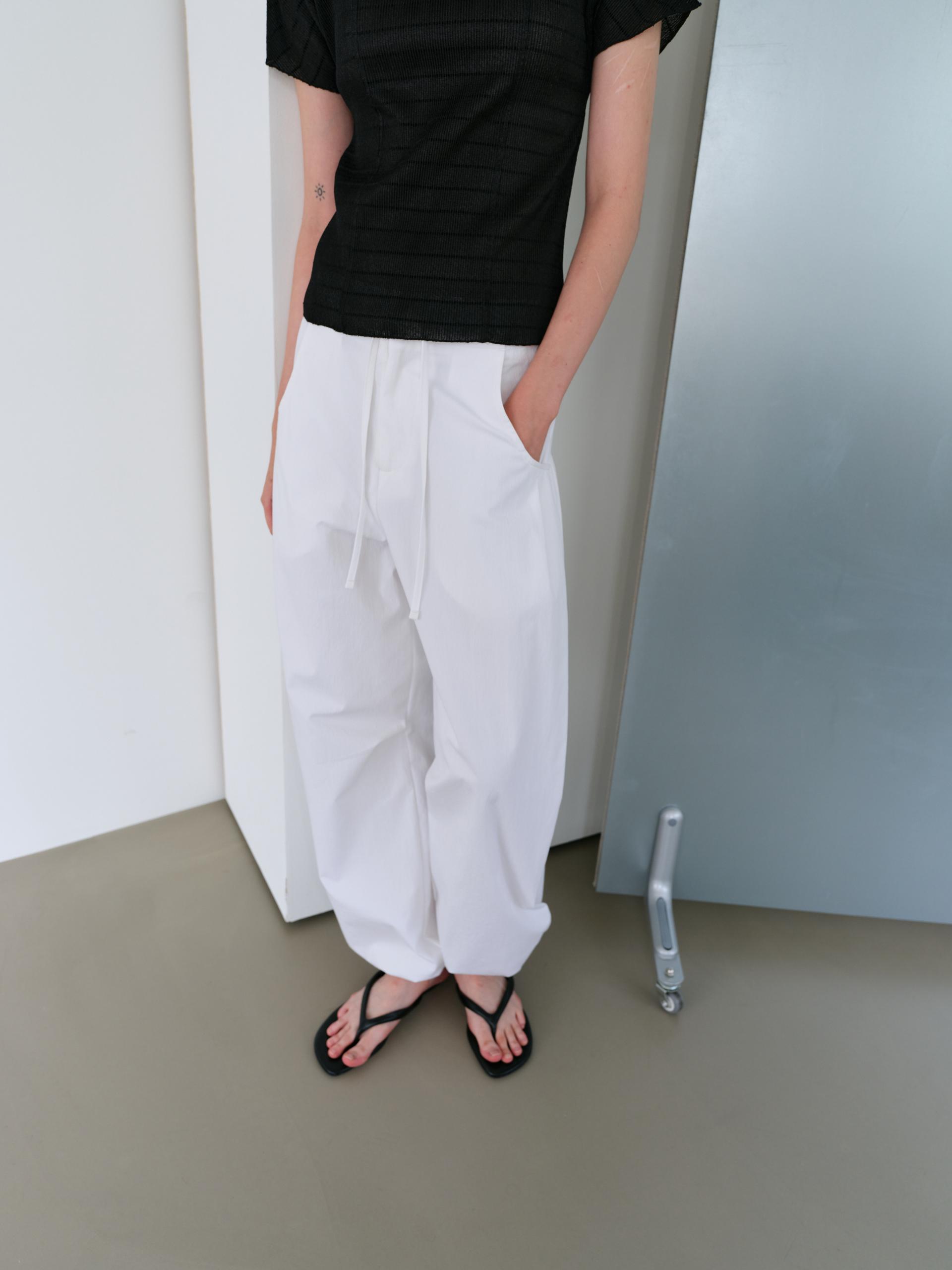 pleats seam half blouse (black)