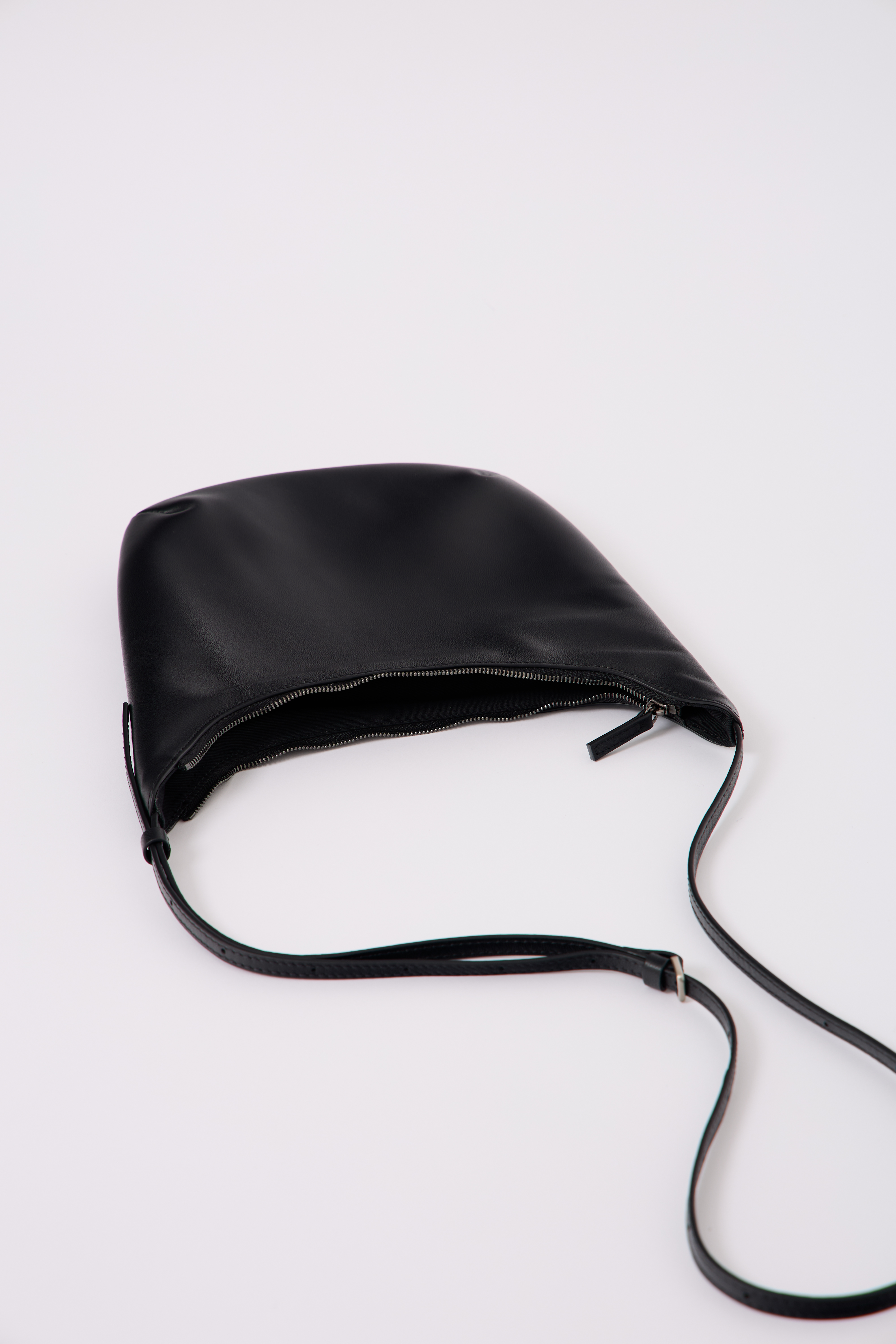 arc lamb hobo bag (black)