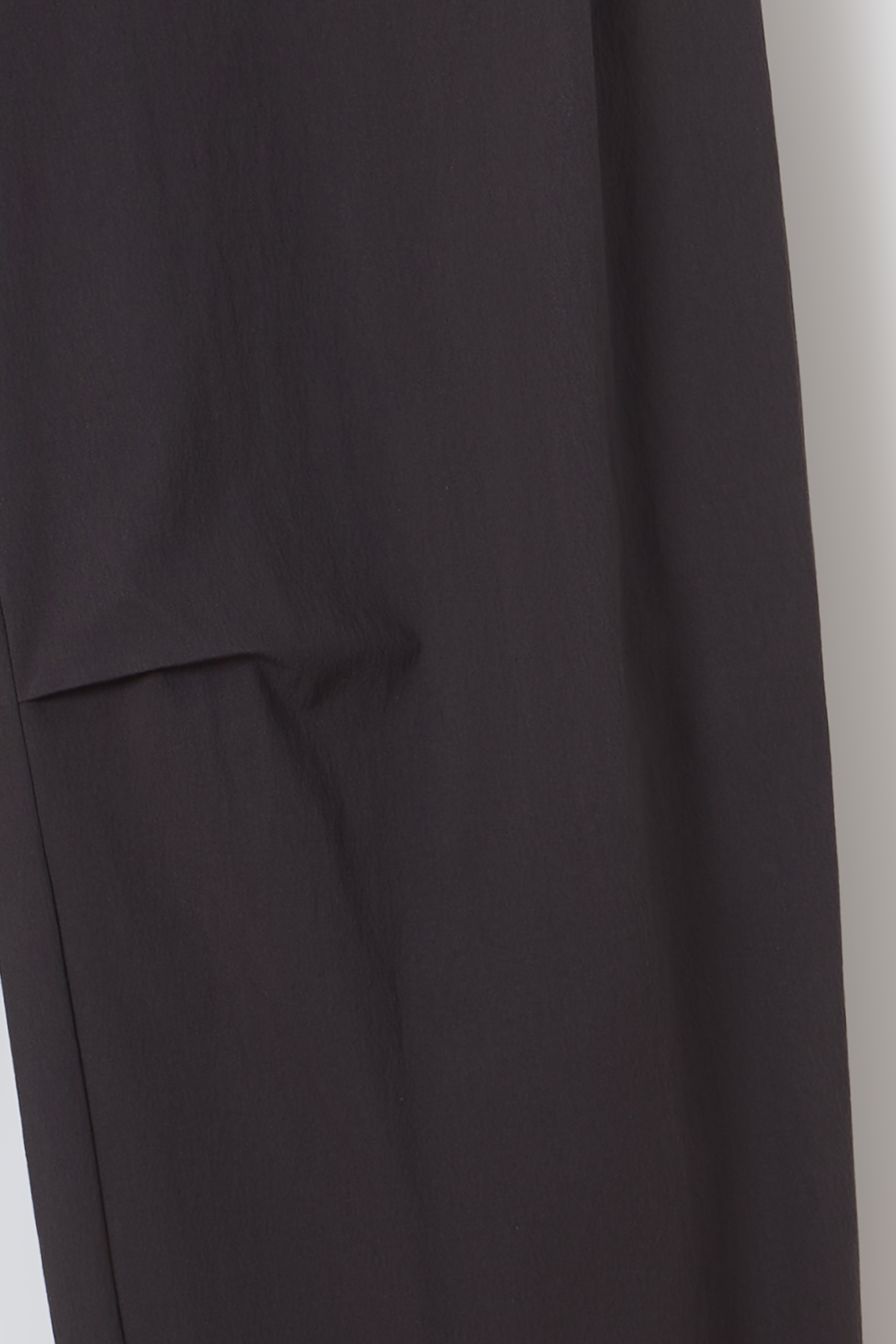 [2차 재입고] arc tuck pants (charcoal)