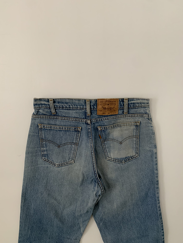 90's Levi's 550 - size 32 (classic relaxed fit)