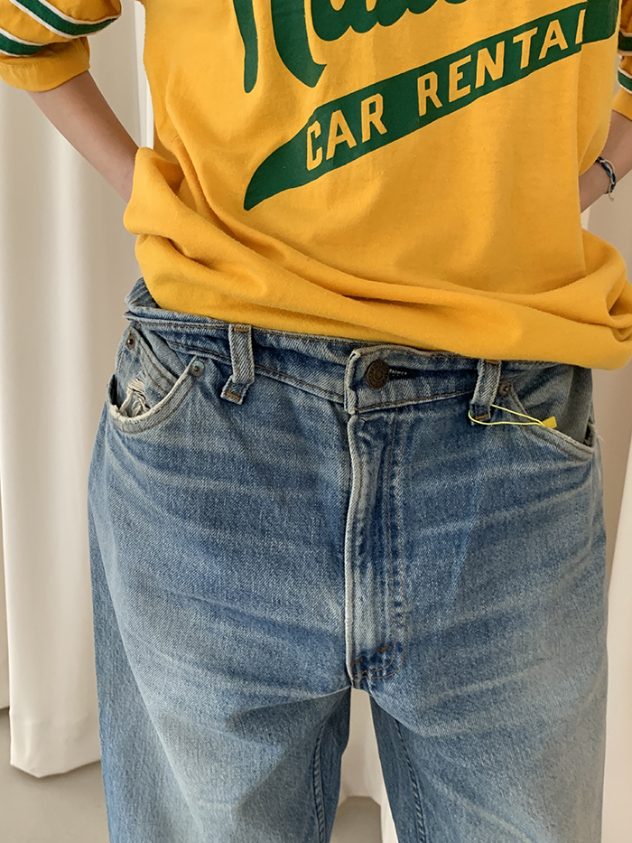 90's Levi's 550 - size 32 (classic relaxed fit)
