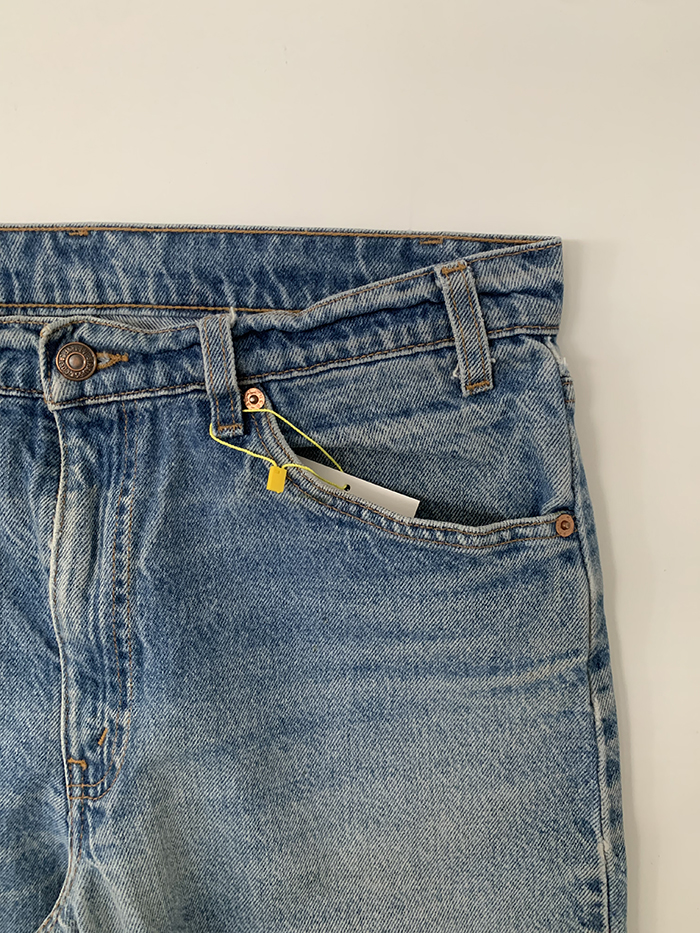 90's Levi's 550 - size 32 (classic relaxed fit)