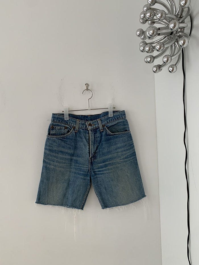 90's Levi's Short - size 28 (classic straight fit)
