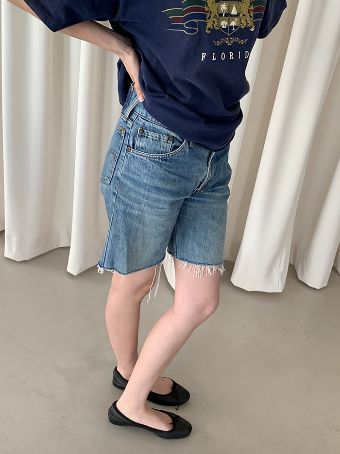 90's Levi's Short - size 28 (classic straight fit)