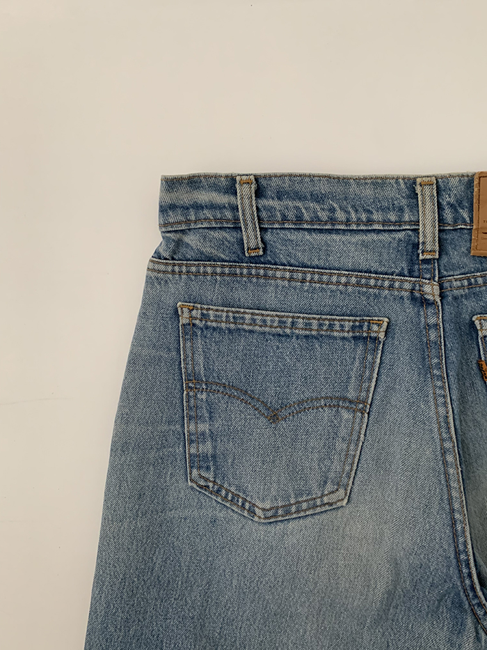 90's Levi's 550 - size 32 (classic relaxed fit)
