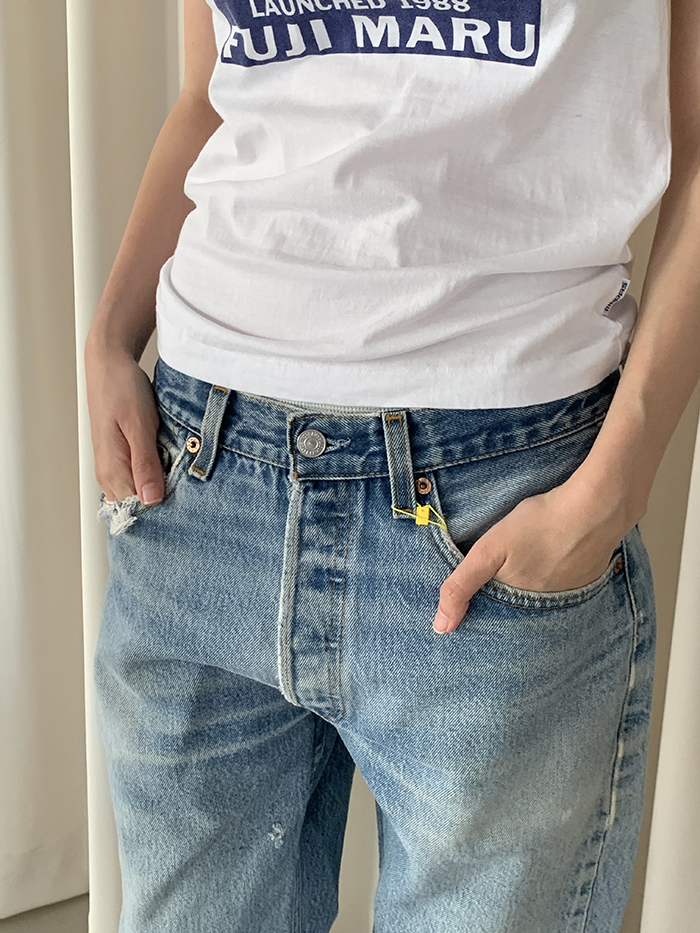00's Levi's 501xx - size 28-29 (classic straight fit)