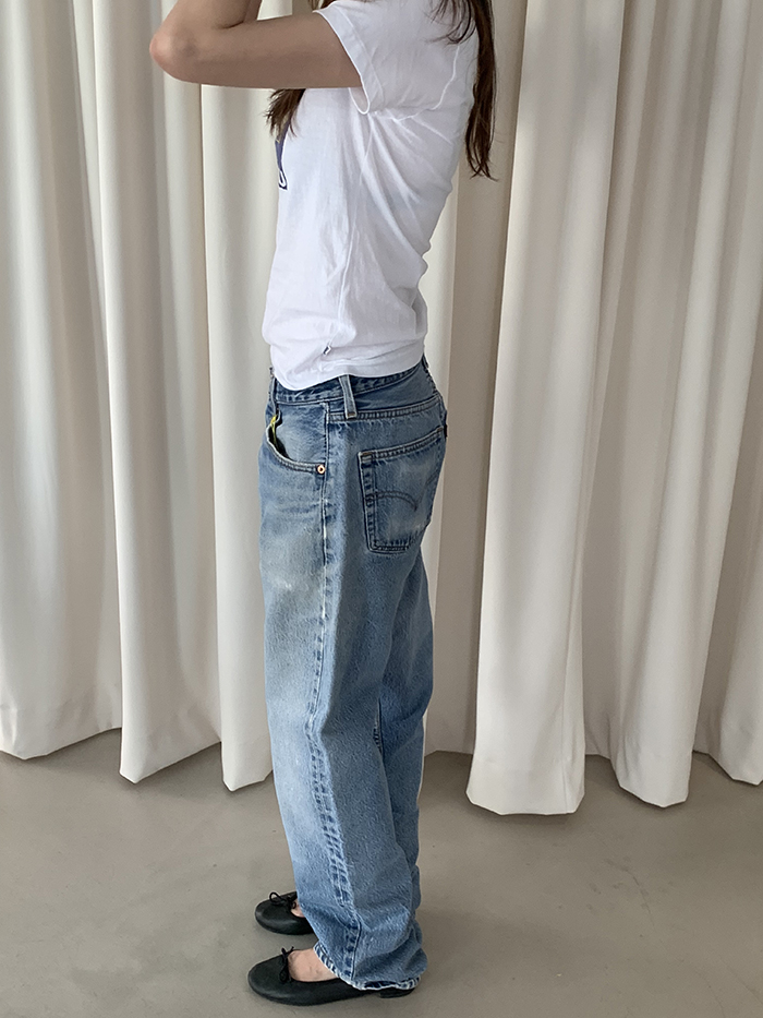 00's Levi's 501xx - size 28-29 (classic straight fit)