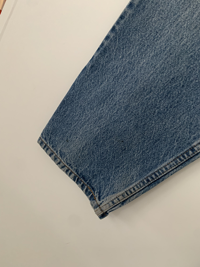 90's Levi's 550 - size 32 (classic relaxed fit)