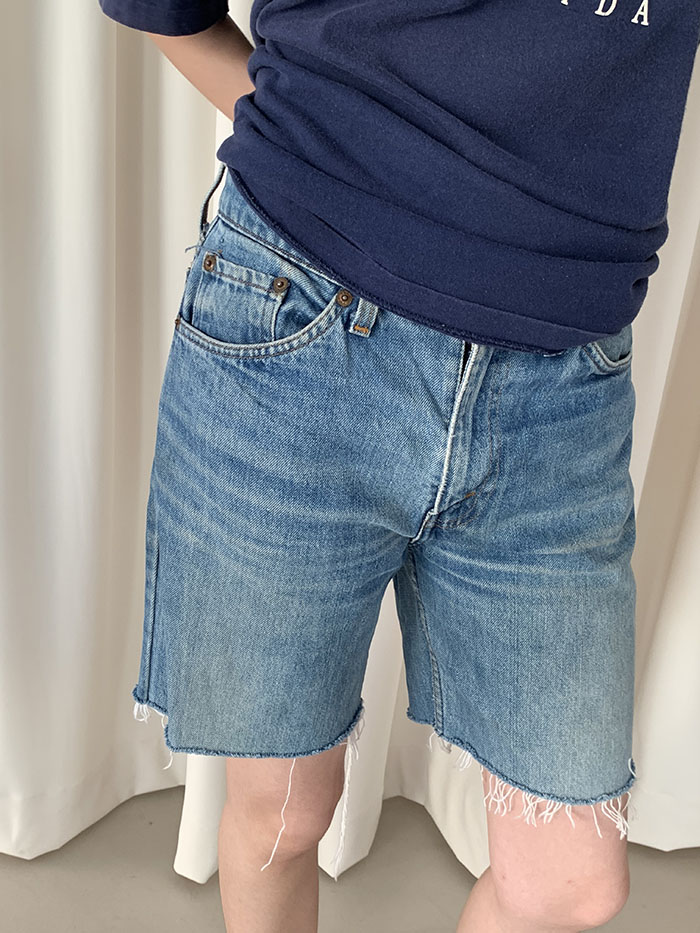 90's Levi's Short - size 28 (classic straight fit)