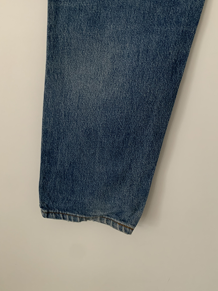 90's Levi's 550 - size 32 (classic relaxed fit)