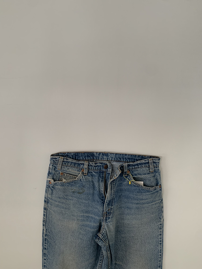90's Levi's 550 - size 32 (classic relaxed fit)