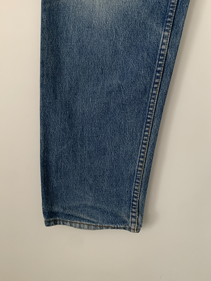 90's Levi's 550 - size 32 (classic relaxed fit)