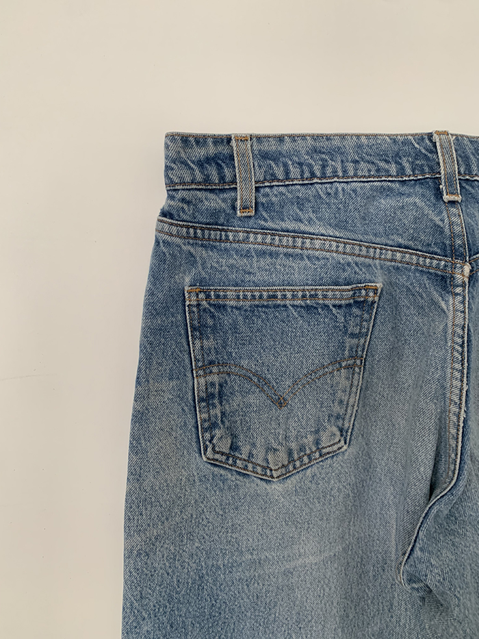 90's Levi's 550 - size 32 (classic relaxed fit)