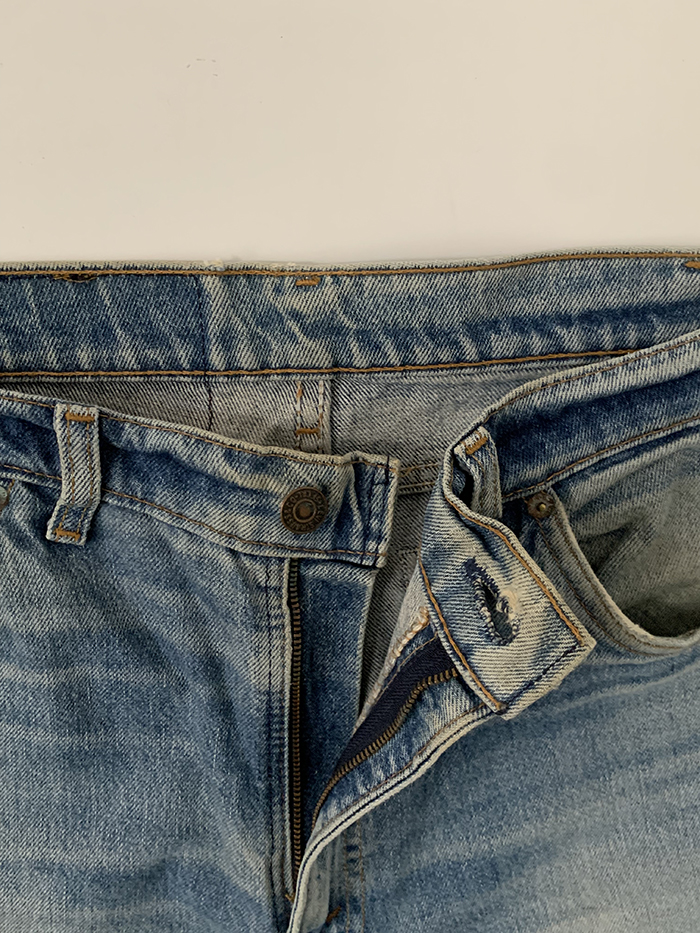 90's Levi's 550 - size 32 (classic relaxed fit)