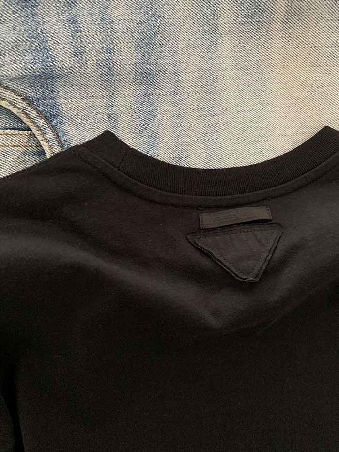 2017's "PRADA" cotton back logo T-shirt