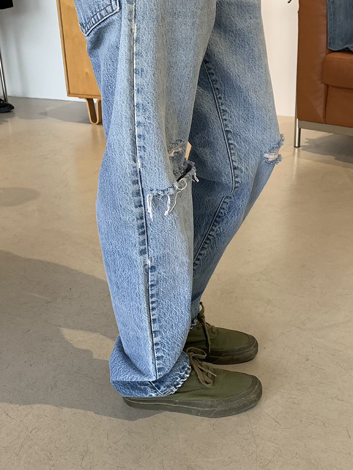(Distressed) 80's Levi's 20505 - 0217 - size 29-30 (classic regular fit)