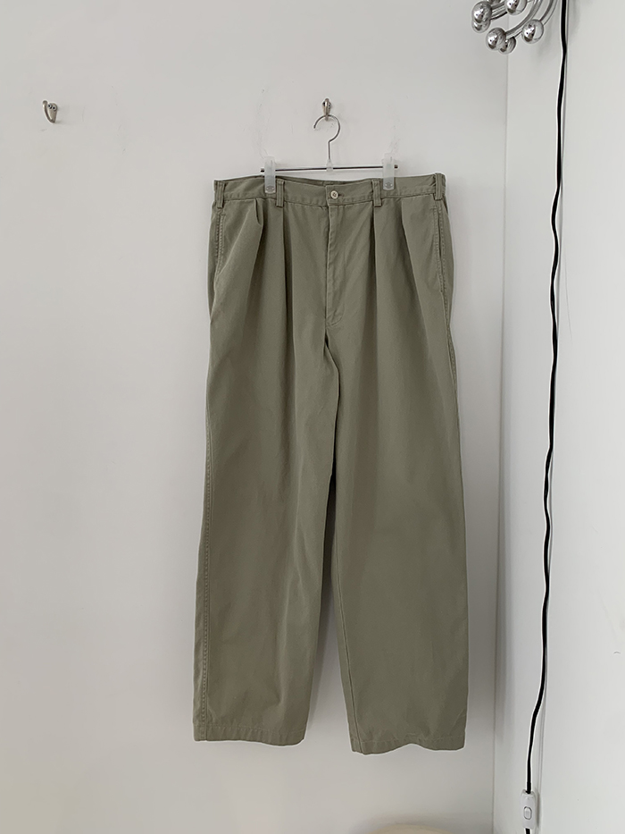 's "Captain Santa" Pintuck Pants 복제
