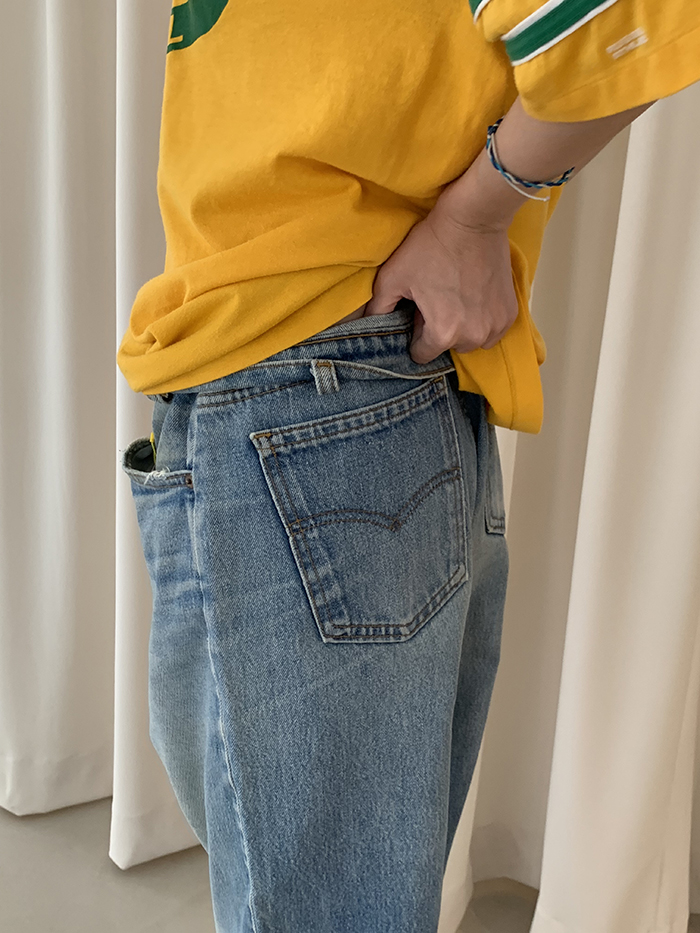 90's Levi's 550 - size 32 (classic relaxed fit)