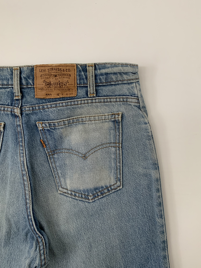 90's Levi's 550 - size 32 (classic relaxed fit)