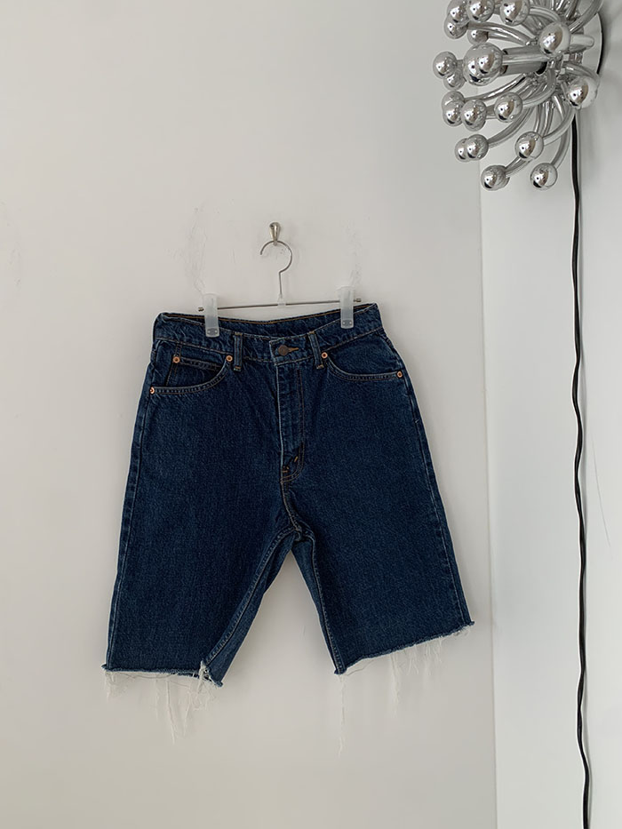 90's Levi's Short - size 27 (classic straight fit)