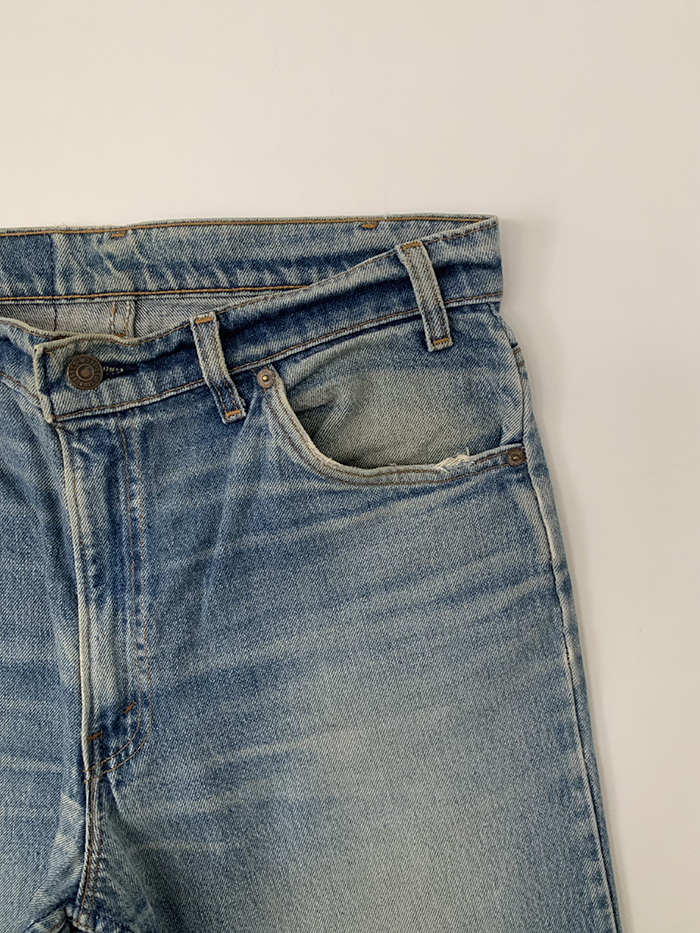 90's Levi's 550 - size 32 (classic relaxed fit)