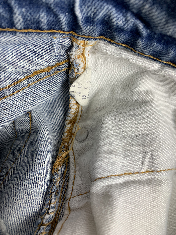 (Distressed) 80's Levi's 20505 - 0217 - size 29-30 (classic regular fit)