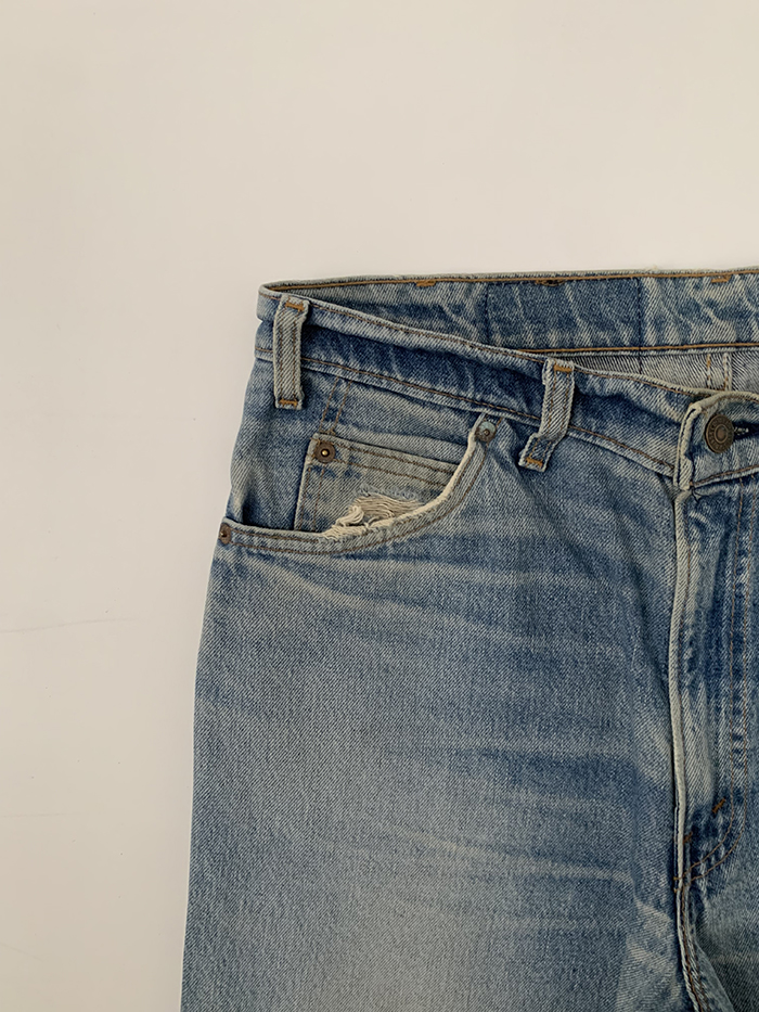 90's Levi's 550 - size 32 (classic relaxed fit)