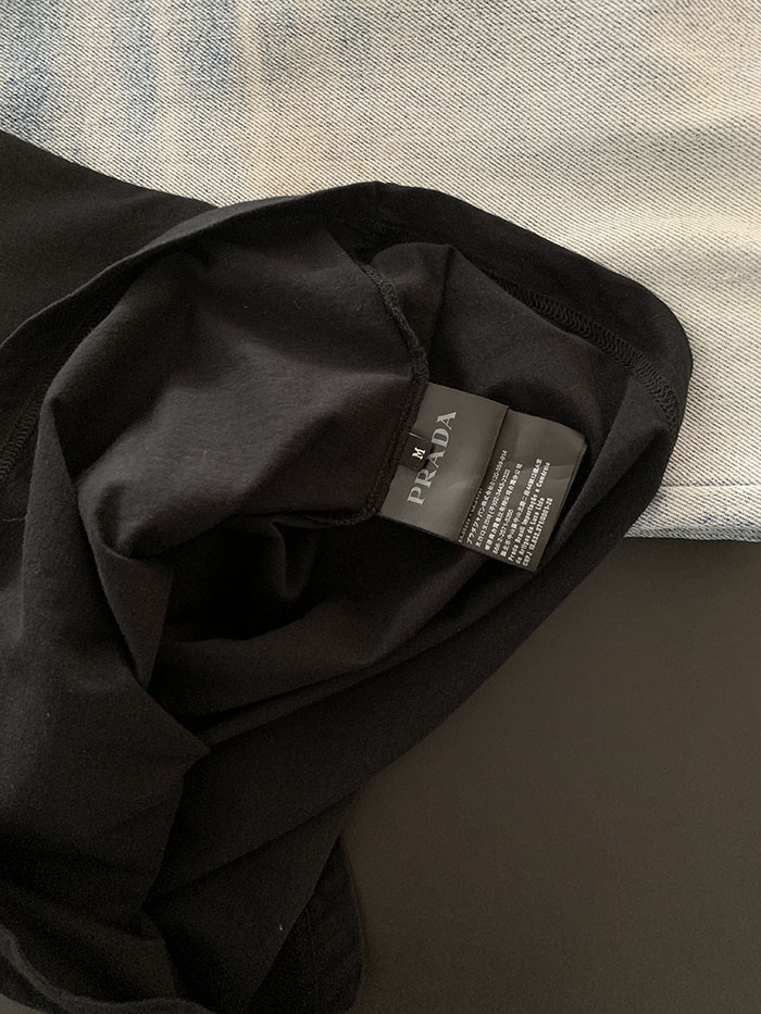 2017's "PRADA" cotton back logo T-shirt