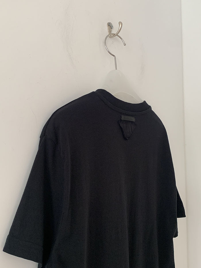 2017's "PRADA" cotton back logo T-shirt