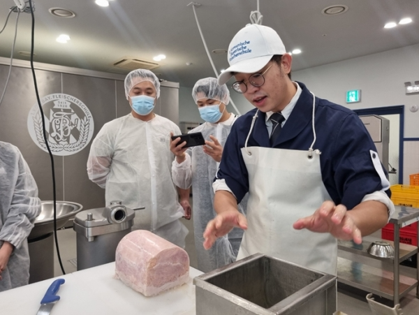 한국바이에른식육학교 유병관 원장이 독일 마이스터 출신으로 독일 정통 육가공레시피에 한국에 맞는 창의적 아이디어를 더한 창의적 레시피를 가르치고 있다. 사진은 잠봉집중과정에서 완성된 잠봉햄을 선보이고 있다.