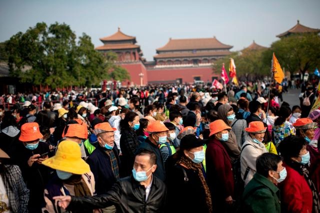 중국의 황금연휴 마지막 날인 지난 8일 베이징 자금성을 찾은 관광객들이 마스크를 쓰고 줄지어 서 있다. 베이징=AFP 연합뉴스