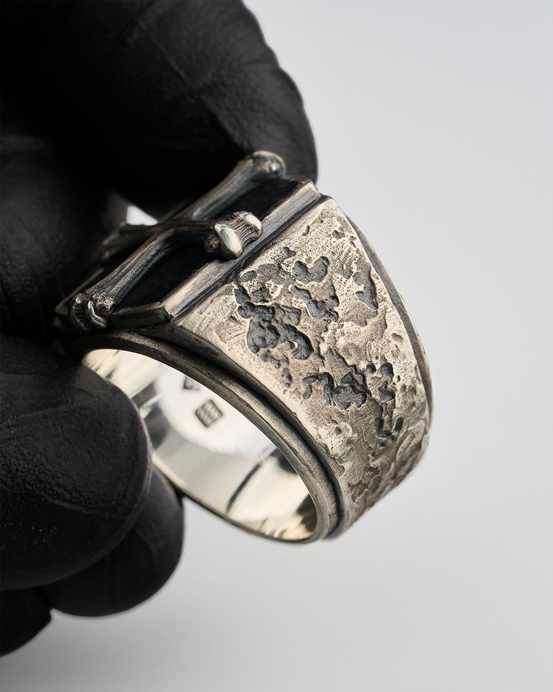 Relic Ring - Bone CrossㆍOnyxㆍSilver 925