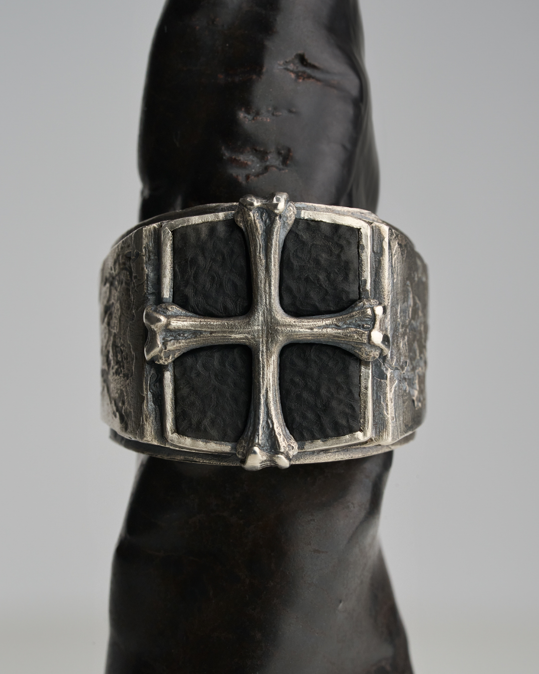 Relic Ring - Bone CrossㆍOnyxㆍSilver 925
