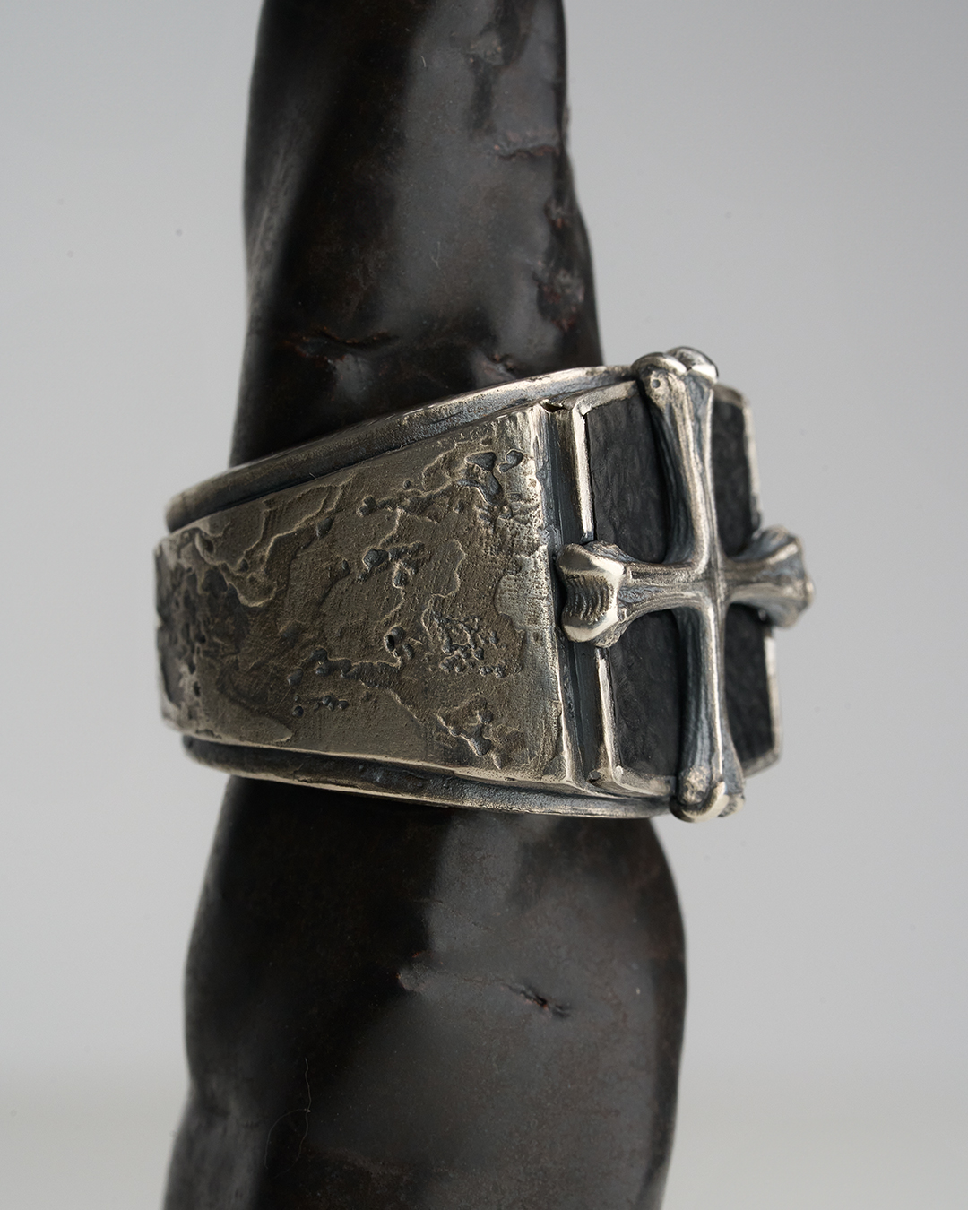 Relic Ring - Bone CrossㆍOnyxㆍSilver 925