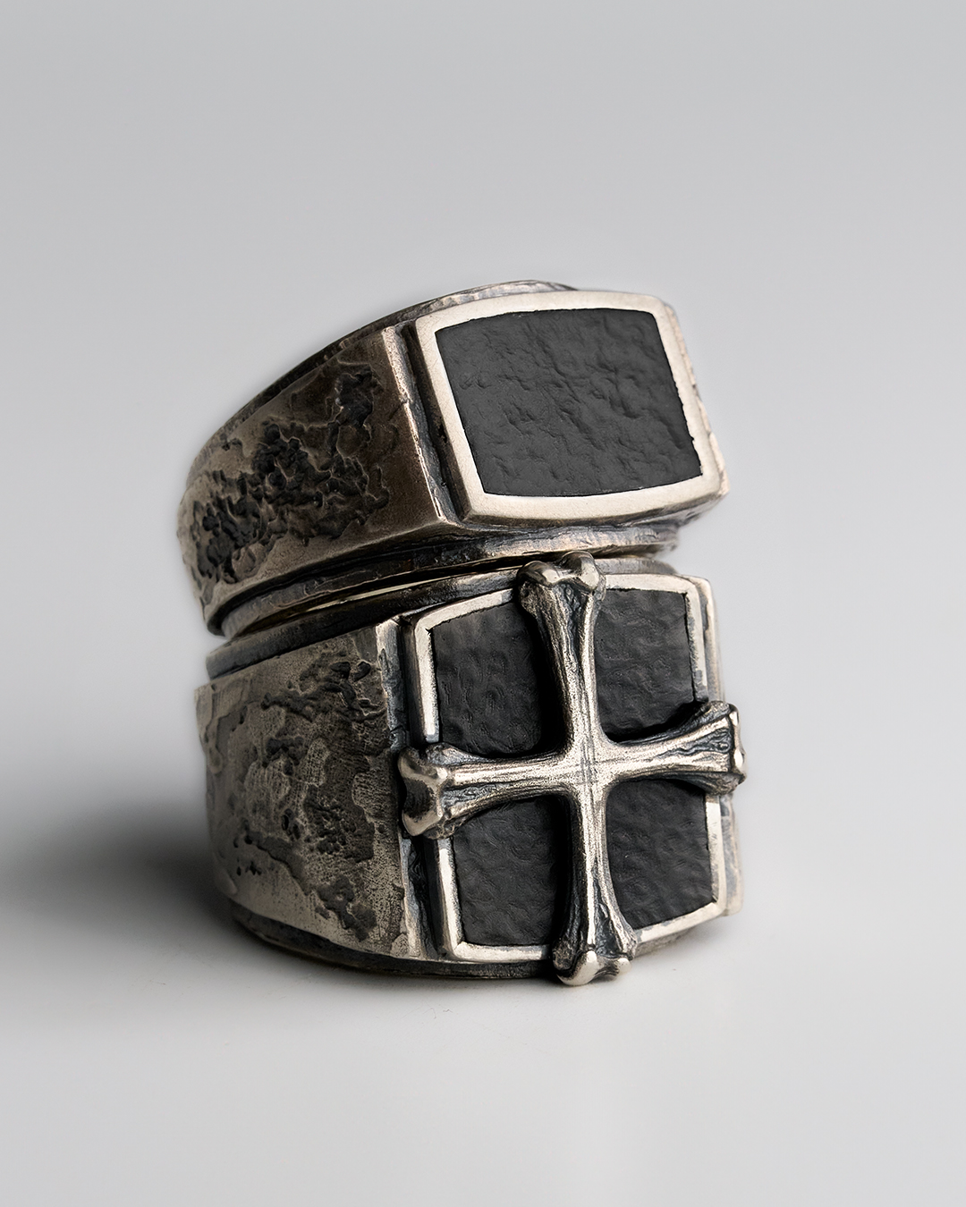Relic Ring - Bone CrossㆍOnyxㆍSilver 925