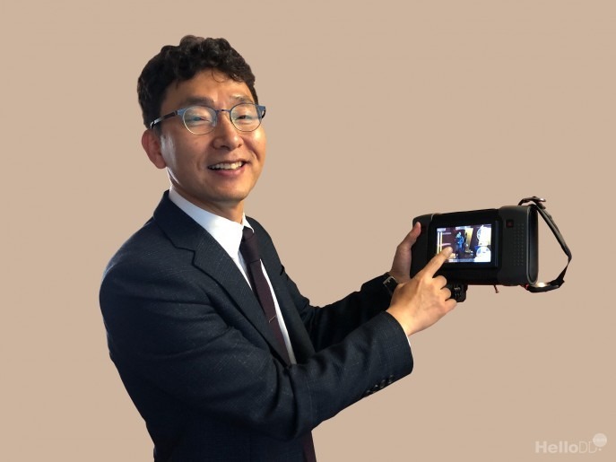김영기 에스엠인스트루먼트 대표가 독자 개발한 휴대용 초음파 카메라를 들고 있다. <이미지=박옥경 디자이너>