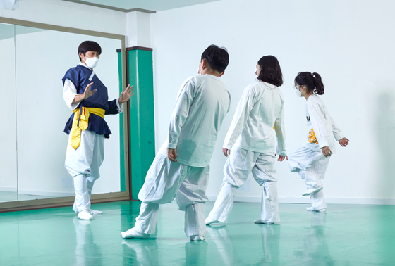 품밟기는 택견의 가장 기초가 되는 보법이다. ‘굼실-능청-굼실’ 3박자에 맞춰 무릎과 몸을 구부렸다 편다.