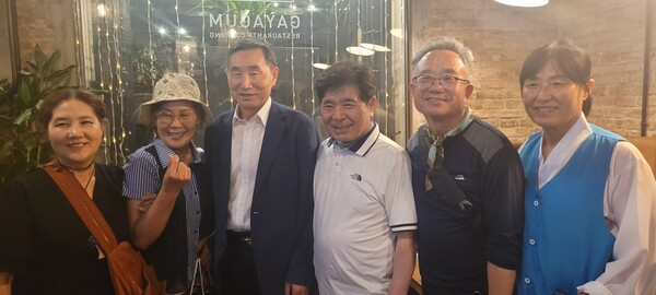 바르셀로나 한인연합회 박천욱 회장과 단원들