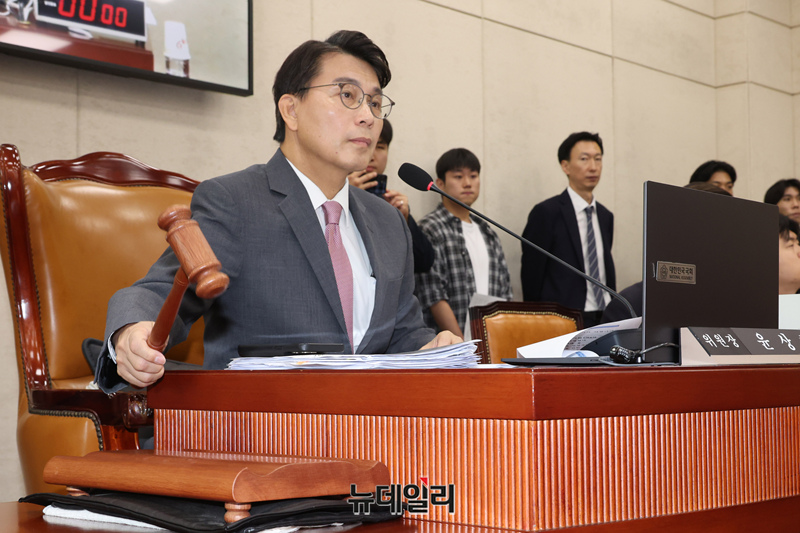 ▲ 윤상현 국조특위 위원장이 10일 국회에서 열린 제9회전국동시지방선거투표용지부족사태등국민참정권침해진상규명및선거관리개혁을위한국정조사특별위원회 3차 청문회에서 의사봉을 두드리고 있다. ⓒ이종현 기자 ▲ 윤상현 국조특위 위원장이 10일 국회에서 열린 제9회전국동시지방선거투표용지부족사태등국민참정권침해진상규명및선거관리개혁을위한국정조사특별위원회 3차 청문회에서 의사봉을 두드리고 있다. ⓒ이종현 기자
