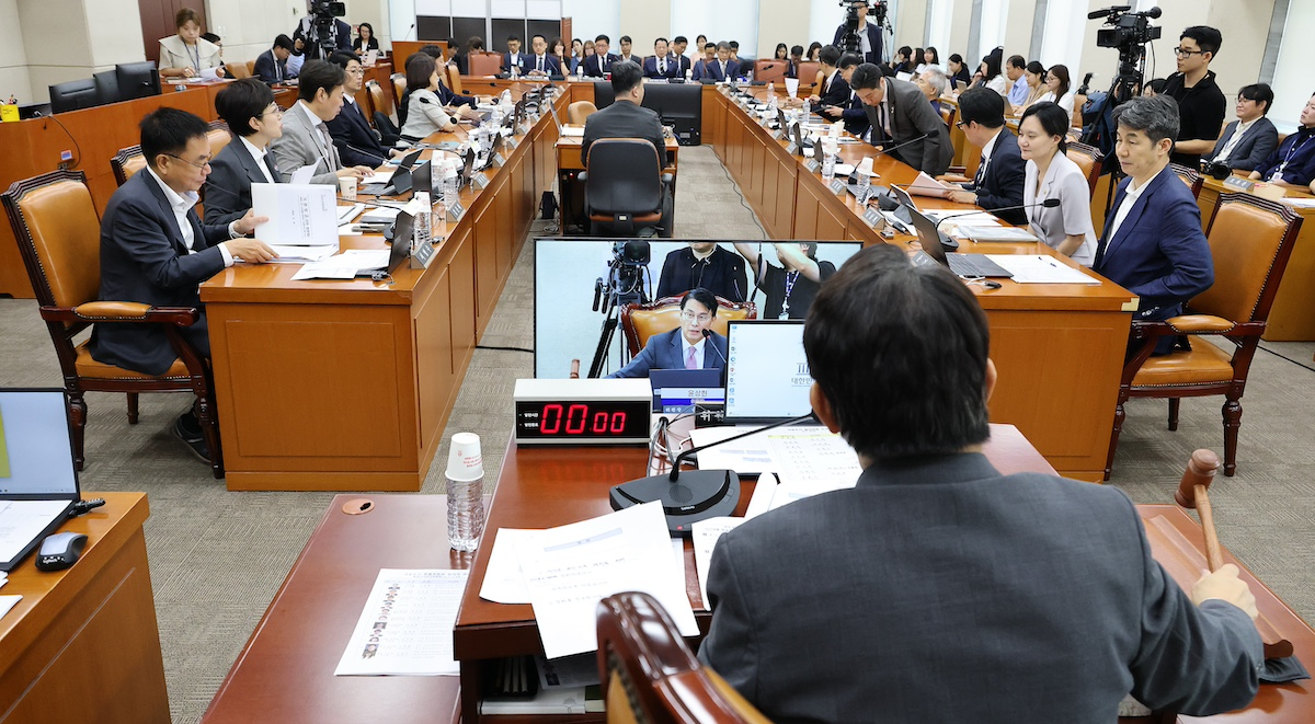 노태악 전 중앙선거관리위원장이 10일 국회에서 열린 '제9회 전국동시지방선거 투표용지 부족 사태 등 국민 참정권 침해 진상규명 및 선거관리 개혁을 위한 국정조사 특별위원회' 제3차 청문회에 출석해 증인 선서를 마친 뒤 윤상현 위원장에게 선서문을 제출하고 있다. 2026.8.10 | 연합뉴스