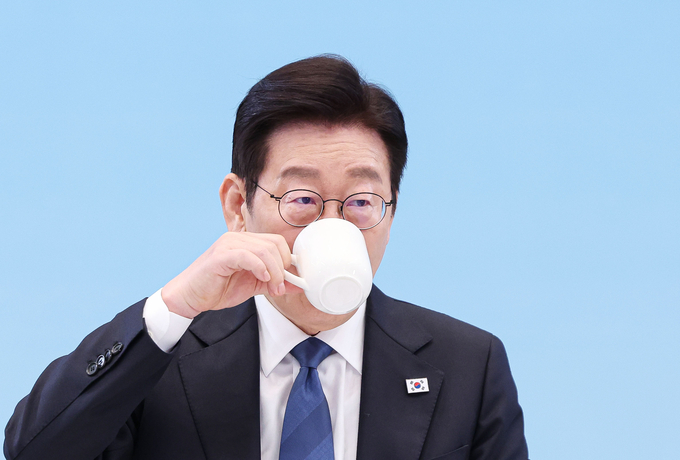 이재명 대통령이 5일 청와대에서 열린 대통령과학장학생·올림피아드 대표단 친수 및 간담회(미래 과학자와의 대화)에서 잠시 물을 마시고 있다. 사진=뉴시스.