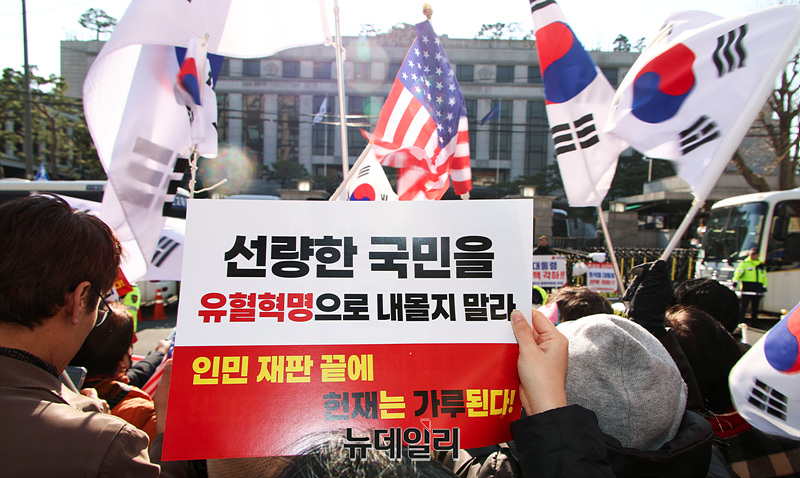 ▲ '대통령 국민변호인단'이 19일 헌법재판소 앞에서 '헌재 앞 무제한 필리버스터 기자회견'를 진행하고 있는 가운데, 건너편에 우파 시민들이 헌재 규탄 1인 시위에 나섰다. ⓒ서성진 기자