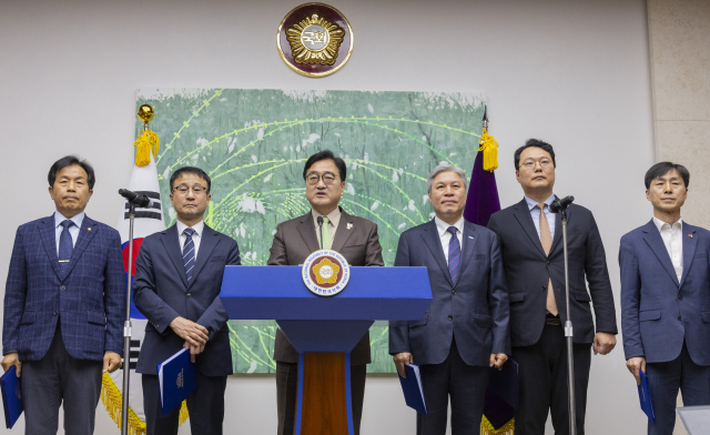 ▲ 우원식 국회의장과 국회 내 정당 원내대표들이 지난달 31일 국회에서 개헌 추진 관련 기자회견을 하는 모습. ⓒ연합뉴스 ▲ 우원식 국회의장과 국회 내 정당 원내대표들이 지난달 31일 국회에서 개헌 추진 관련 기자회견을 하는 모습. ⓒ연합뉴스