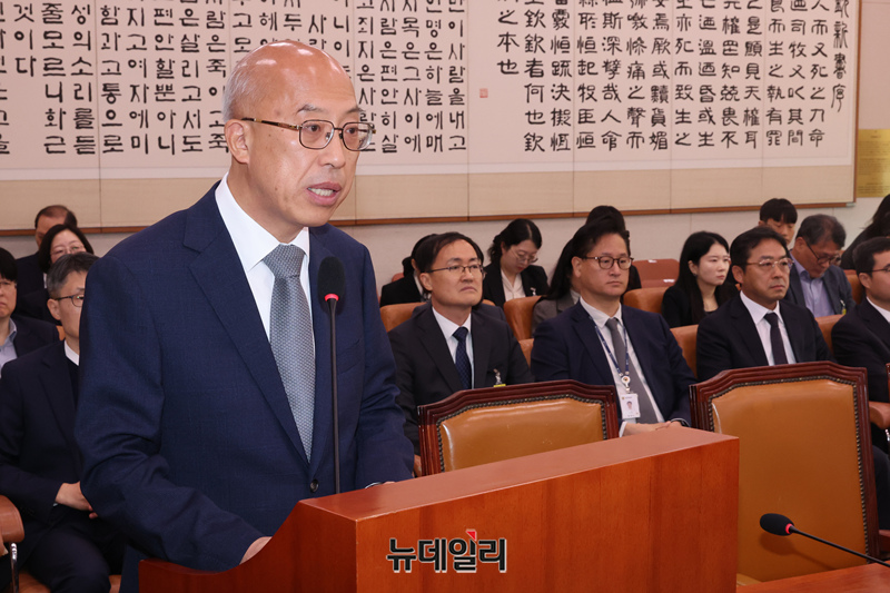 ▲ 조원철 법제처장이 24일 오전 국회에서 열린 법제사법위원회의 법제처에 대한 국정감사에서 업무보고를 하고 있다. 이재명 대통령은 자신의 형사사건 변호사들을 정-관계 곳곳에 박아놓았다. 보은인사다. 이해충돌이다. 공직자윤리법 위반이다. ⓒ 이종현 기자