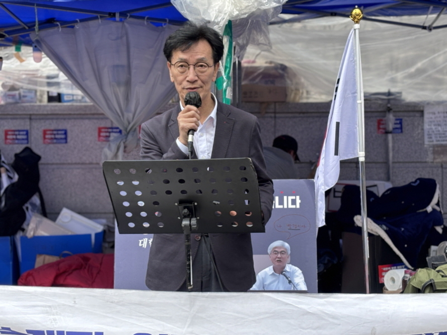 ▲ 조성환 사회정의를바라는전국교수모임(정교모) 공동대표가 지난 3월28일 오전 헌법재판소 앞에서 대통령 국민변호인단이 개최한 '제25차 무제한 필리버스터 기자회견'에 참여해 성명을 발표하고 있다. ⓒ 대통령 국민변호인단 제공