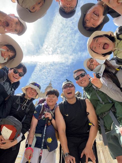 의류, 사람, 하늘, 인간의 얼굴이(가) 표시된 사진 AI 생성 콘텐츠는 정확하지 않을 수 있습니다.
