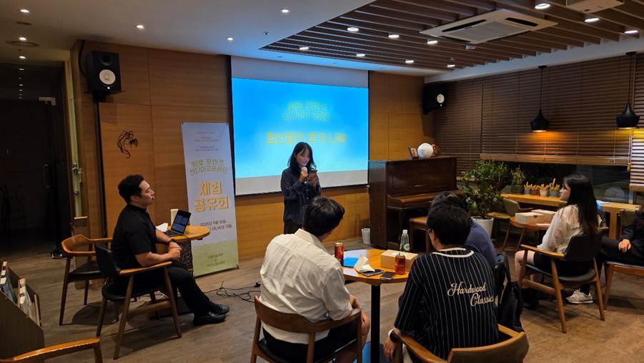 의류, 실내, 사람, 테이블이(가) 표시된 사진 AI 생성 콘텐츠는 정확하지 않을 수 있습니다.