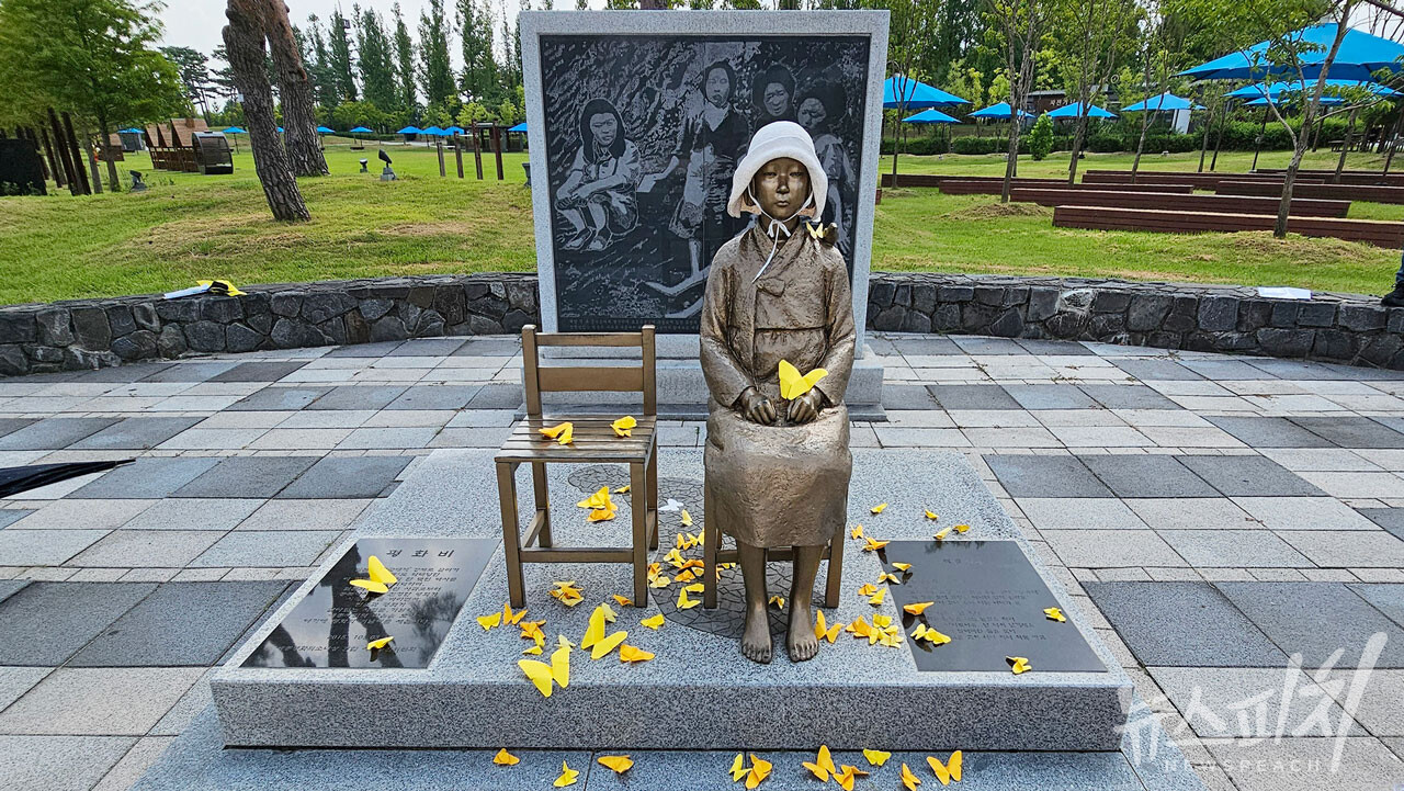 2024년 8월 평화의 나비로 씻겨진 세종 평화의 소녀상 사진=김이연심 기자