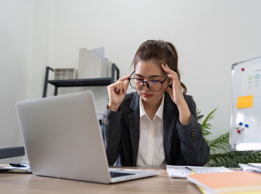 고민하는 여성 이미지