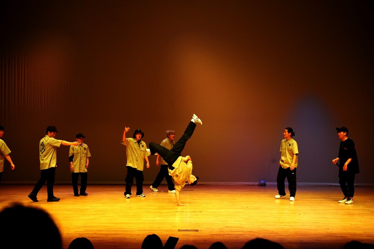 b5704990b47f0.jpg